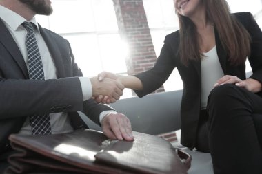 İş adamı ortağıyla anlaşma yapmak için el sıkışıyor.