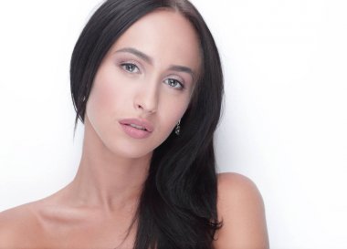 güzel kız yüz portre uzun saç stili ile yakından.