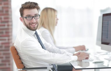 ekranın önünde oturan deneyimli programcılar.