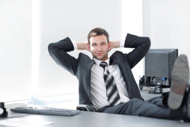 genç işadamı oturma masasında rahatlatır..