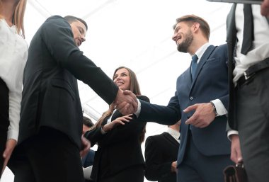 İş konsepti. İş ortaklarının el sıkışması ve hoş geldiniz.