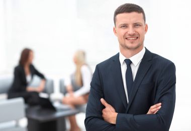 Bulanık arka plandaki başarılı iş adamı