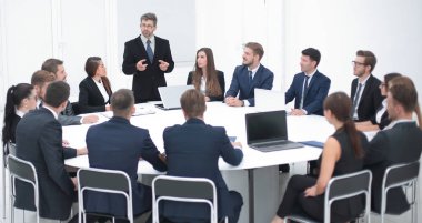 İş adamı müzakerelerde bir öneri üzerine konuşuyor.