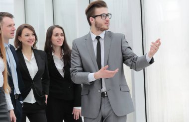 işadamı ve bir grup genç iş adamları