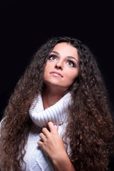 Mulheres bonitas com cabelos longos em uma camisola olhando para cima . — Fotografia de Stock