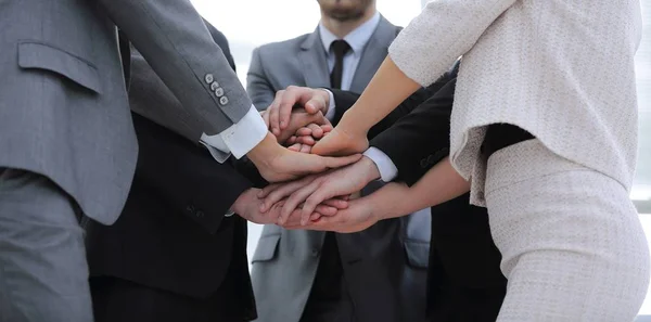 Крупный план. бизнес-команда со сплоченными руками — стоковое фото