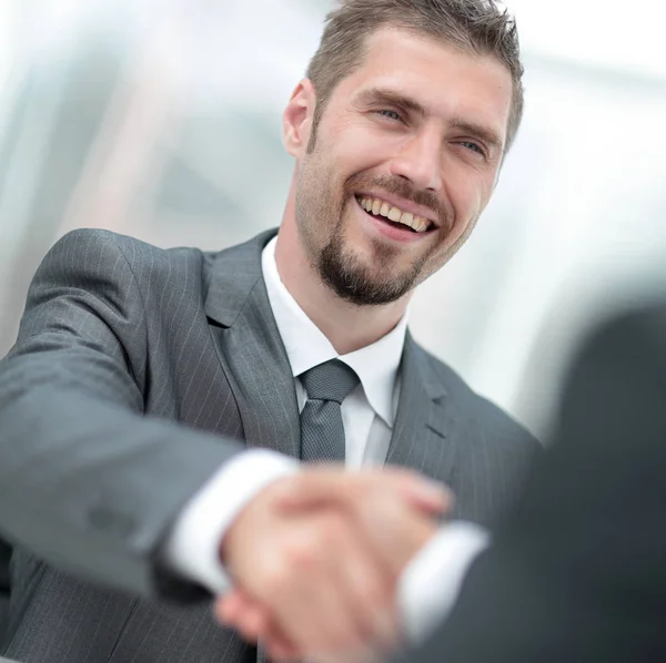 クローズ アップきマネージャーは、クライアントと握手を交わしています。 — ストック写真