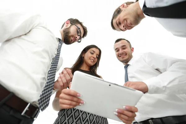 Close-up da equipe de negócios olhando para tablet digital . — Fotografia de Stock