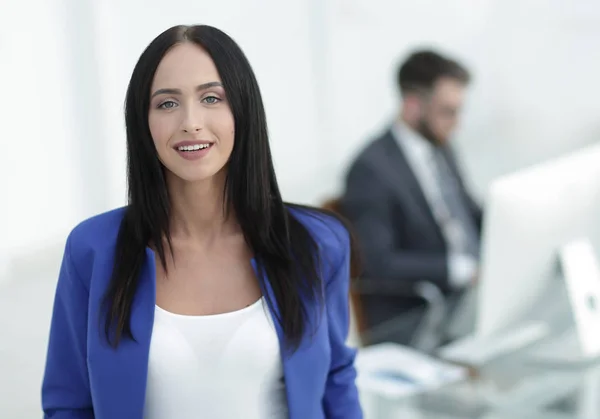 Joven chica de negocios morena mirando a la cámara — Foto de Stock