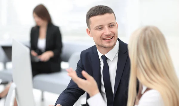 Gerente hablando con un colega en el lugar de trabajo — Foto de Stock