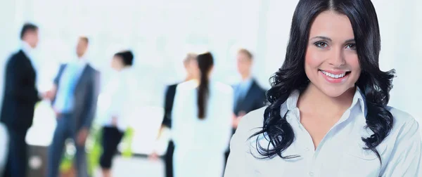 Retrato de una mujer de negocios que se ve feliz y sonriente —  Fotos de Stock