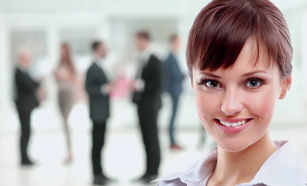 Retrato de una mujer de negocios que se ve feliz y sonriente —  Fotos de Stock