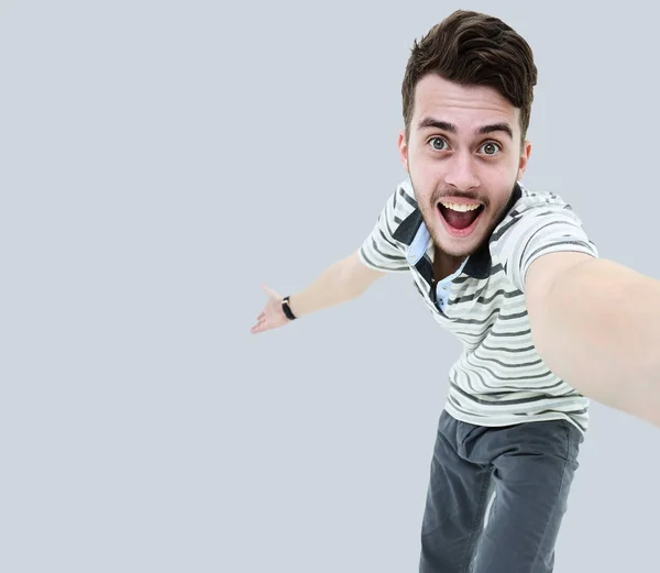 Retrato de un alegre hombre casual haciendo selfie — Foto de Stock