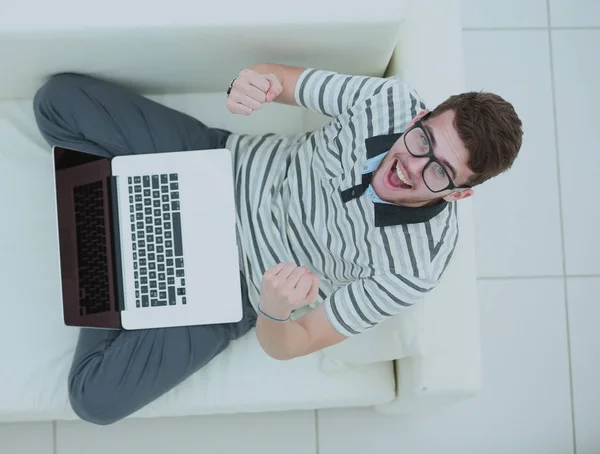 Jeune homme heureux utilisant son ordinateur portable, Gros plan . — Photo