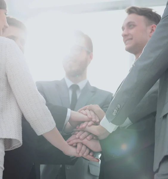 Concept van succes team: business team staande met gevouwen hand — Stockfoto