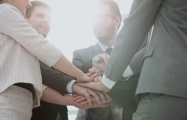 Concept de succès : équipe d'affaires amicale debout dans un cercle et — Photo