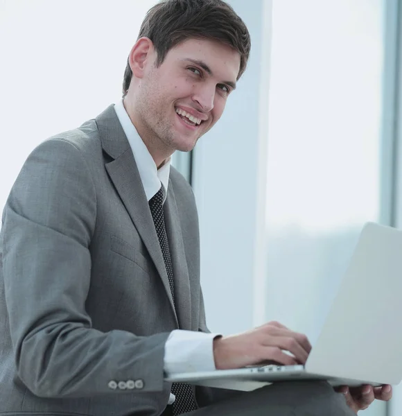 Knappe lachende vertrouwen business man portret — Stockfoto