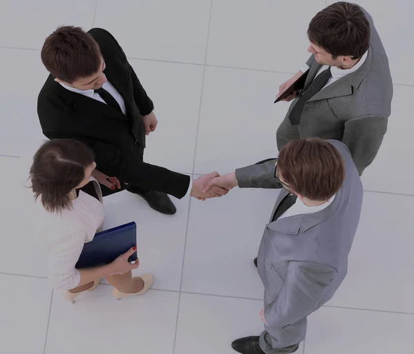 Conceito de cooperação: parceiros de negócios apertando as mãos após si — Fotografia de Stock