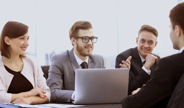 Buchhalter und Teammitglieder diskutieren neue Finanztabellen — Stockfoto