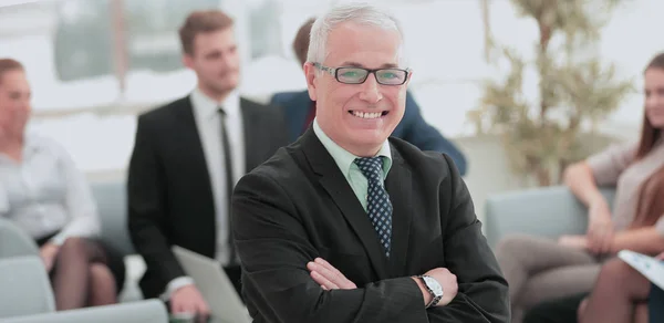 Retrato de homem de negócios feliz com colegas interagindo em ba — Fotografia de Stock