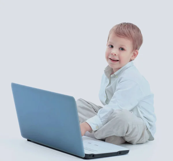 Ευτυχισμένο αγόρι χρησιμοποιώντας τον υπολογιστή — Φωτογραφία Αρχείου
