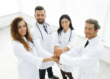 Doktorlar güler yüzlü onların başarısı gösteren