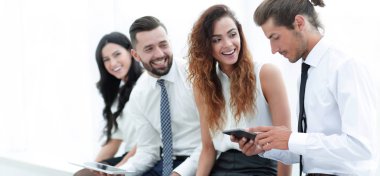 ofiste oturan tablet ile iş takım.