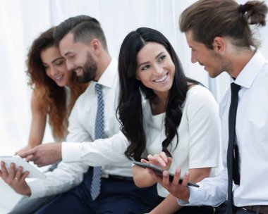 İş işçi dijital tablet kullanma.