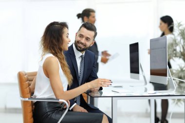 söz, Masa başında oturan arkadaşları