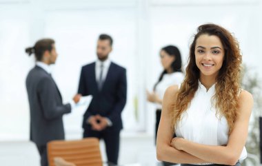 İş dünyasının arka planında güzel bir kadın..