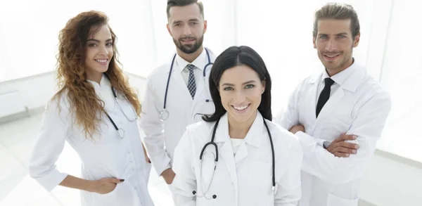 Groep van gezondheidswerkers portret in ziekenhuis — Stockfoto