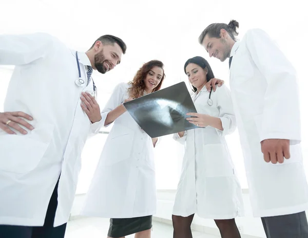Grupo de médicos discutindo um raio-x — Fotografia de Stock