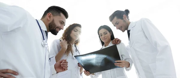 Gruppo di medici che discutono una radiografia — Foto Stock