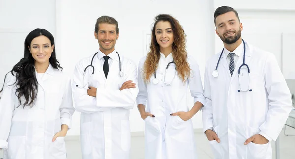 Portret van een groep van ziekenhuis-collega 's — Stockfoto