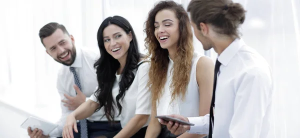 Equipo de negocios con tableta sentado en la oficina . — Foto de Stock