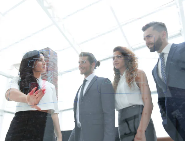 Donna d'affari con il suo team di lavoro — Foto Stock