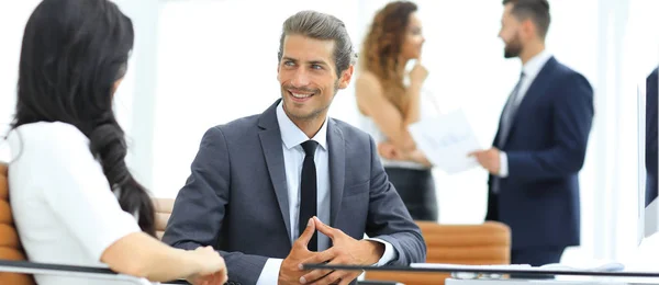 Dos empleadores que trabajan en equipo para la empresa — Foto de Stock