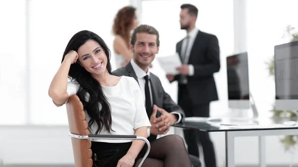 Joven mujer de negocios y sus colegas — Foto de Stock