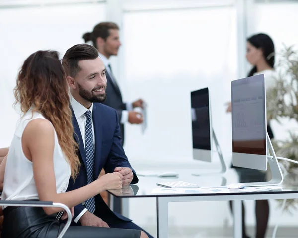 Collègues parlant, assis à votre bureau — Photo