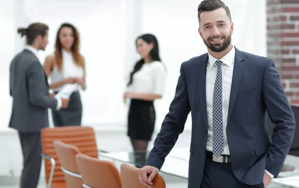 Uomo d'affari sullo sfondo del posto di lavoro — Foto Stock