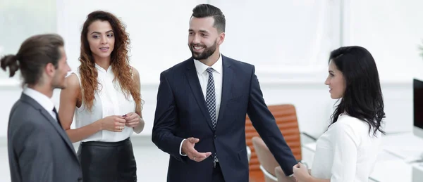 Équipe d'affaires parlant, debout dans le bureau — Photo