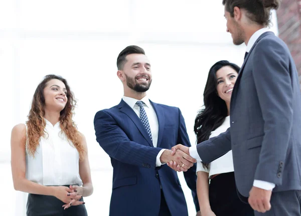 Apretón de manos socios comerciales en una reunión — Foto de Stock