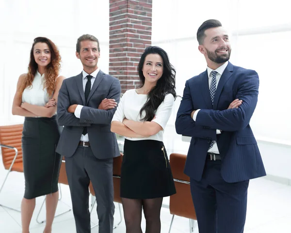 Equipe de negócios bem sucedida olhando para o espaço de cópia — Fotografia de Stock