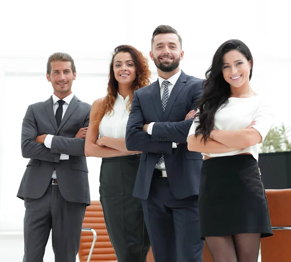 Team di lavoro su sfondo ufficio . — Foto Stock