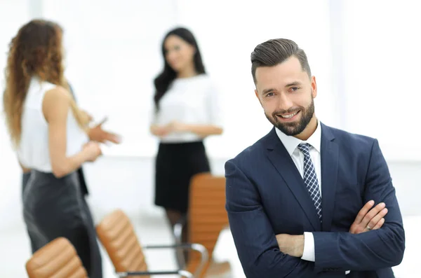 Empresario en el fondo de la oficina . — Foto de Stock