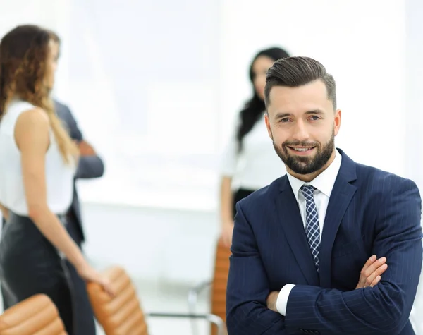 Homme d'affaires sur fond de bureau . — Photo