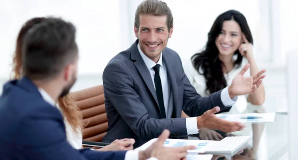 Los empleados discuten temas de trabajo —  Fotos de Stock