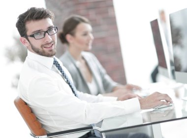 Bulanık arkaplan ofisindeki iş adamı