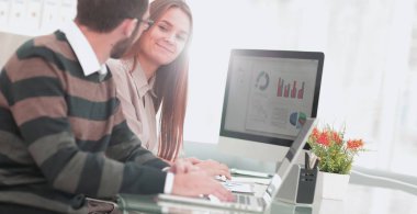 Bir anlaşma kapanış iş adamları ve el sıkışma ofiste