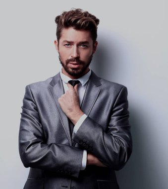 Bir gülümseyen yakışıklı işadamı portresi kadar beyaz üzerinde kapatın